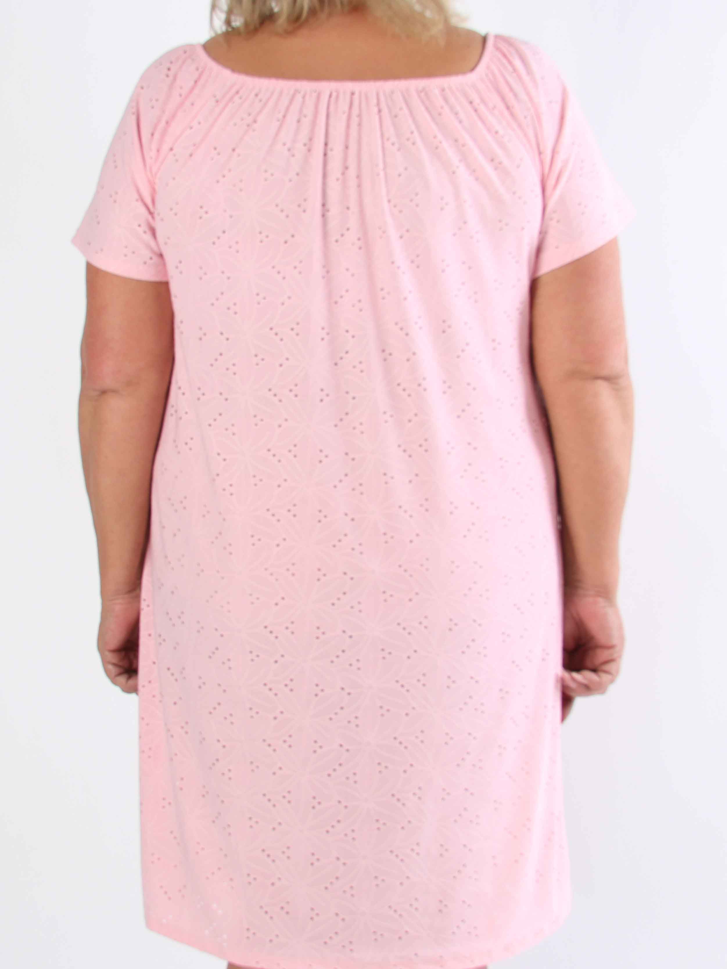Aliz - Söt mjuk plus size-klänning med broderie anglaise